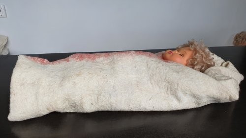 Wikkeldoek gemaakt van ouessantwol en details van merinowol.